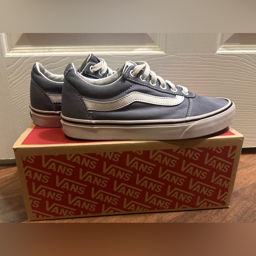 Classic VANS Off The Wall Canvas Ladies Sneakers. Size 8.